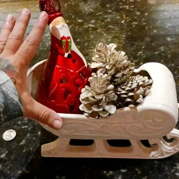 A one of a kind Santa sleigh made from glass...personal collection.. - Picture 5 of 5